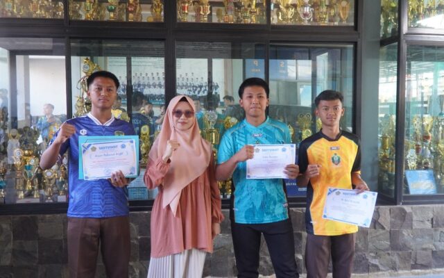 Apresiasi Atlet Muda, Plt. Kepala MAN 1 Majalengka Serahkan Penghargaan Siswa XII-6