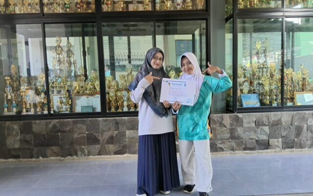 Elsa Siswi XII.1 MAN 1 Majalengka Terima Piagam POSMAD, Wali Kelas Ungkapkan Rasa Bangga