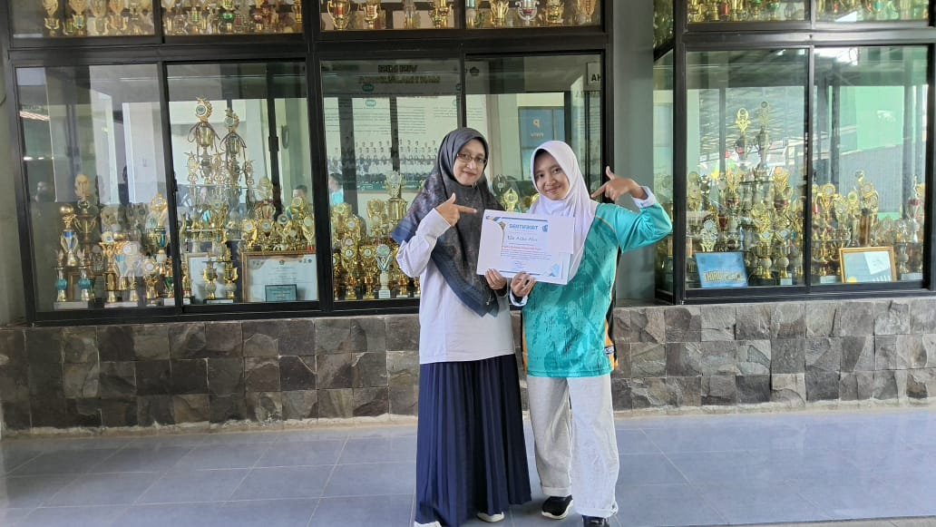 Elsa Siswi XII.1 MAN 1 Majalengka Terima Piagam POSMAD, Wali Kelas Ungkapkan Rasa Bangga