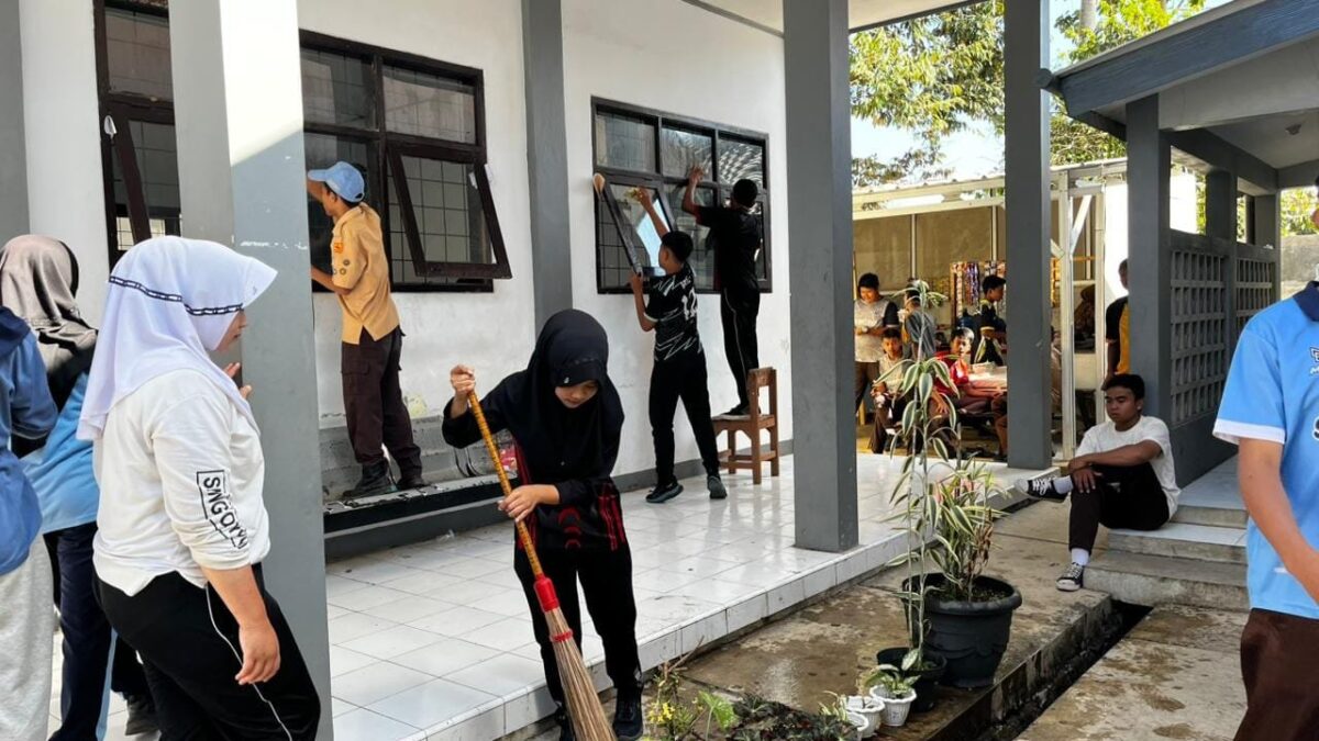 Tingkatkan Semangat Belajar, Siswa MAN Kompak Gelar Gotong Royong Jumat Bersih