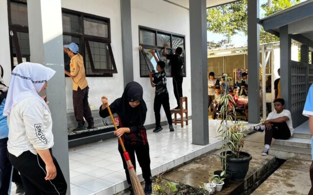 Tingkatkan Semangat Belajar, Siswa MAN Kompak Gelar Gotong Royong Jumat Bersih