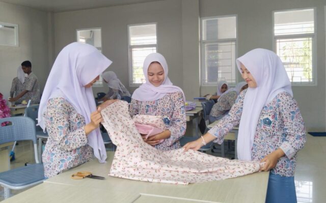 Tingkatkan Keterampilan Tata Busana, Siswi MAN di Majalengka Praktik Membuat Mukena