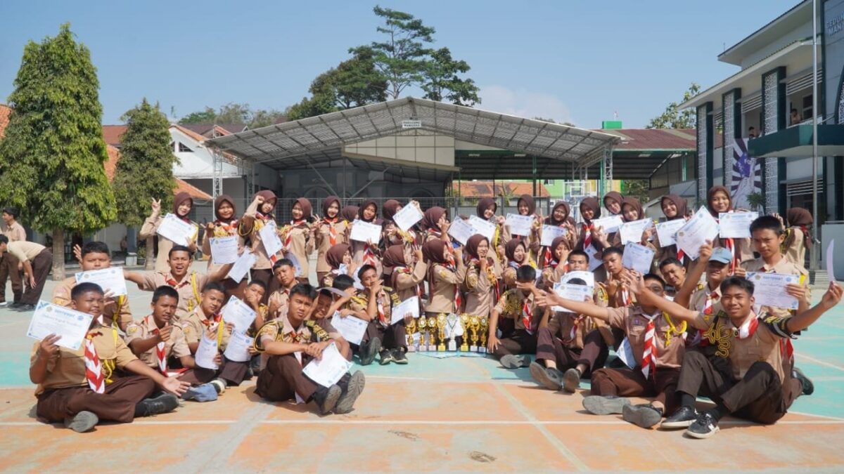 Hari Jadi Pramuka: MAN 1 Majalengka Berikan Sertifikat Penghargaan kepada Siswa Berprestasi Kelas XI.4