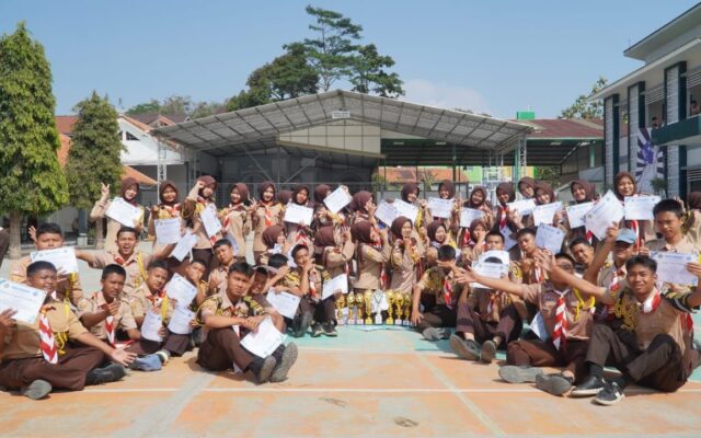 Hari Jadi Pramuka: MAN 1 Majalengka Berikan Sertifikat Penghargaan kepada Siswa Berprestasi Kelas XI.4