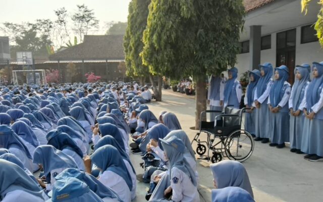 Tim PMR MAN 1 Majalengka Siagakan Personel Saat Upacara Bendera guna Pastikan Keselamatan Siswa