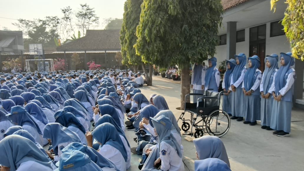 Tim PMR MAN 1 Majalengka Siagakan Personel Saat Upacara Bendera guna Pastikan Keselamatan Siswa