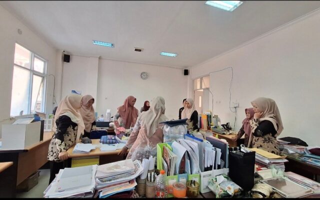 Ciptakan Lingkungan Kerja Nyaman, Guru MAN 1 Majalengka Inisiatif Tata Ulang Ruang Kerja