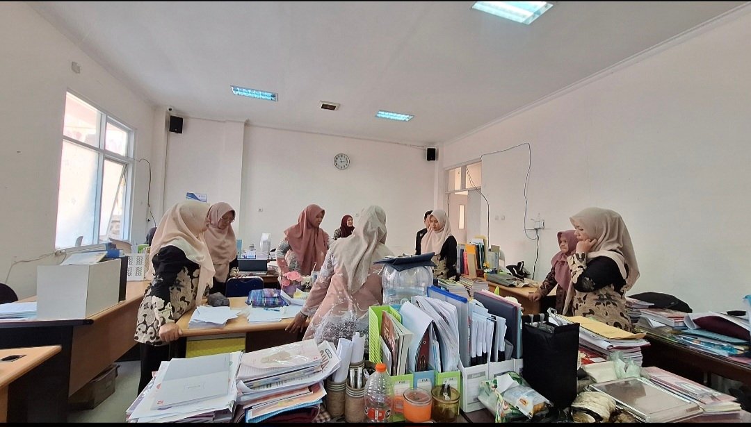 Ciptakan Lingkungan Kerja Nyaman, Guru MAN 1 Majalengka Inisiatif Tata Ulang Ruang Kerja