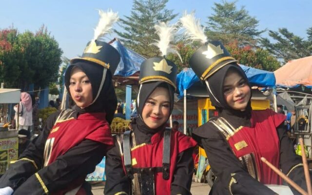 Anggota Sendratasik Kelas X MAN 1 Majalengka Pukau Panggung Karnaval Talaga