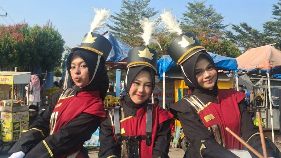 Anggota Sendratasik Kelas X MAN 1 Majalengka Pukau Panggung Karnaval Talaga
