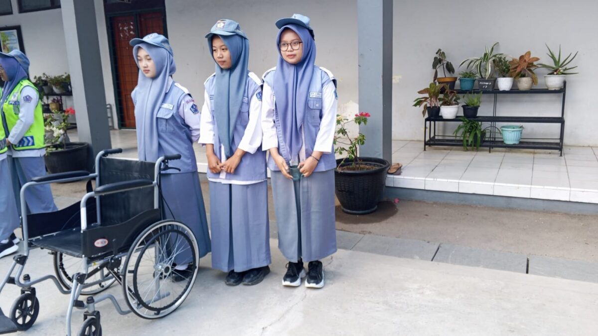 Sinergi Pembina dan PMR MAN 1 Majalengka Siaga Berikan Pertolongan Saat Upacara Bendera