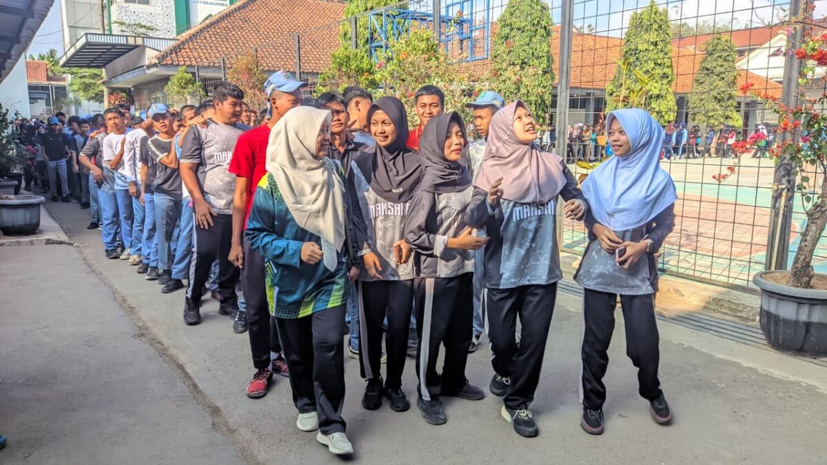 Wali Kelas XI.4 Ajak Peserta Didik Tumbuhkan Kebersamaan Lewat Jalan Santai Semarak HUT Ke-81 RI