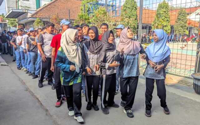 Wali Kelas XI.4 Ajak Peserta Didik Tumbuhkan Kebersamaan Lewat Jalan Santai Semarak HUT Ke-81 RI