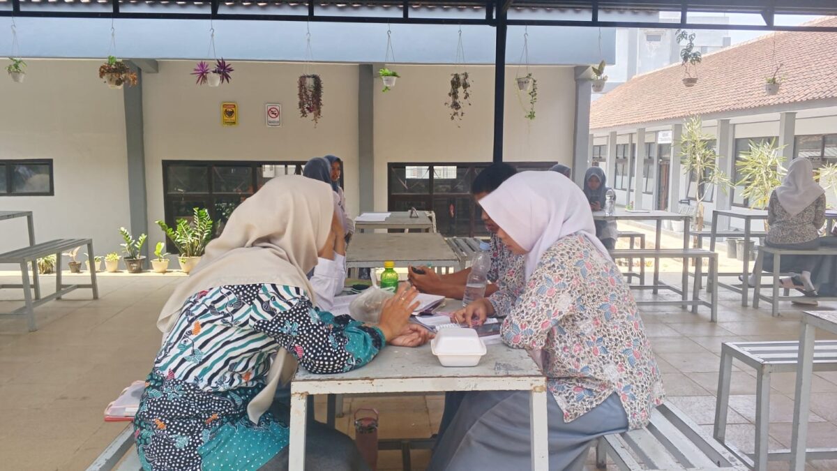 Persiapkan OMI Bidang Ekonomi, Siswa Madrasah Majalengka Bedah Soal HOTS