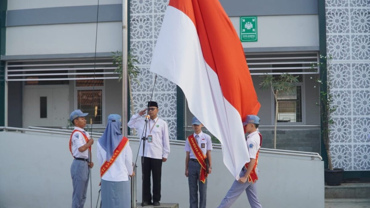 Upacara Bendera Jadi Momentum Pembinaan Karakter Murid MAN 1 Majalengka