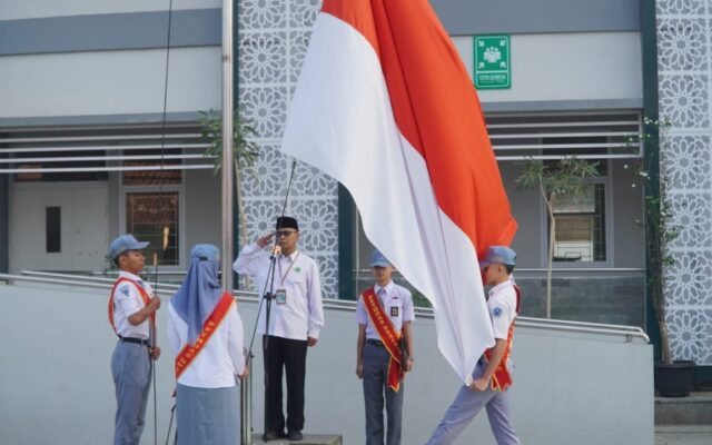 Upacara Bendera Jadi Momentum Pembinaan Karakter Murid MAN 1 Majalengka