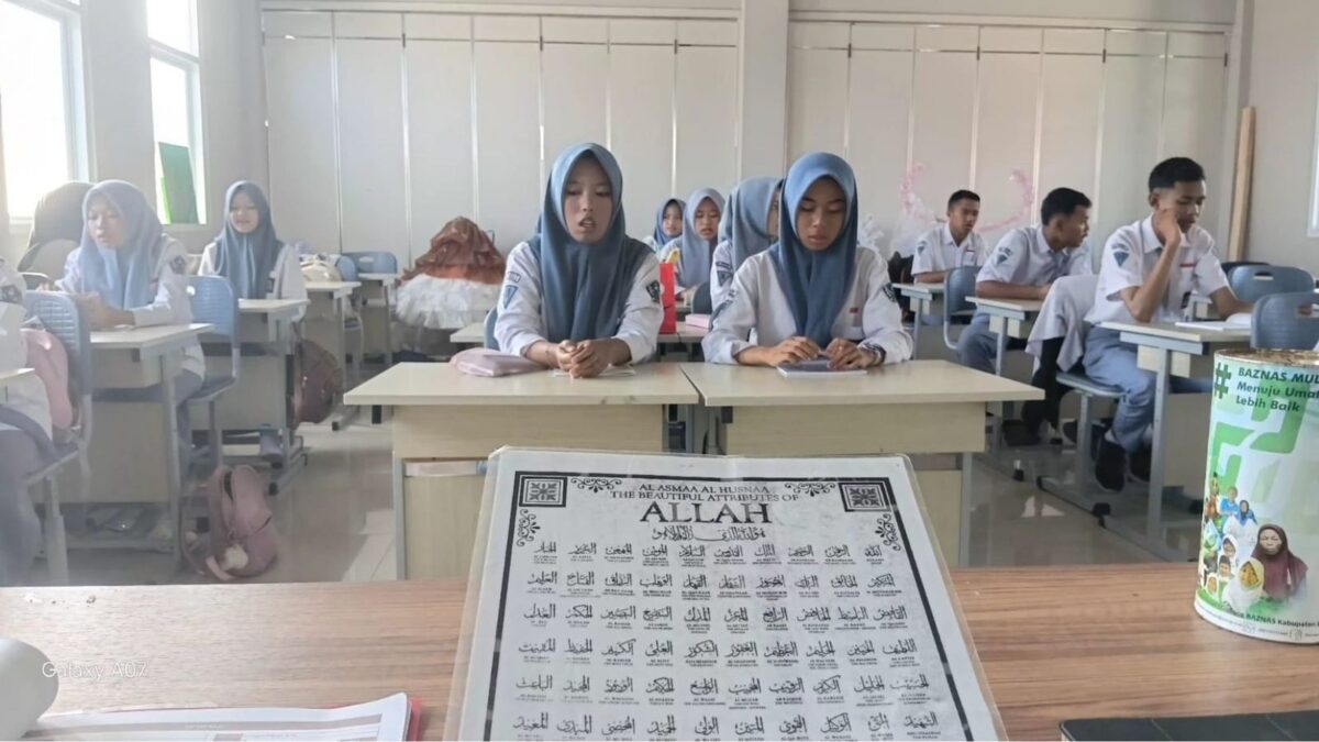 Tingkatkan Karakter Religius, Siswa MAN 1 Majalengka Biasakan Pembacaan Asmaul Husna Sebelum Pembelajaran