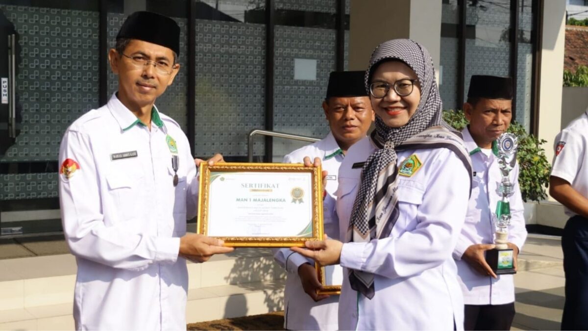Kemenag Majalengka Berikan Penghargaan Kepada MAN 1 Majalengka Sebagai Satker Berita Terbanyak