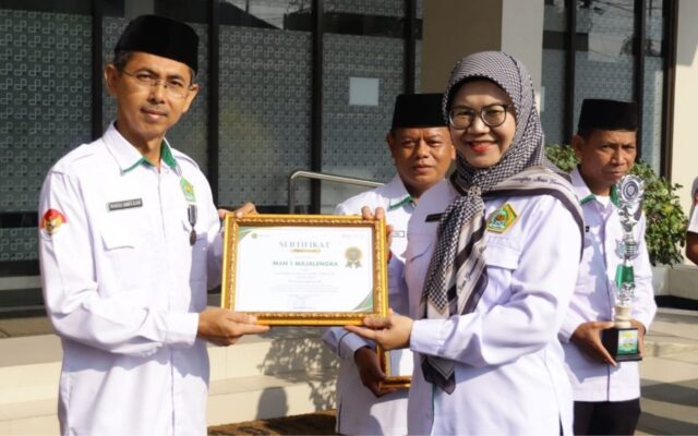 Kemenag Majalengka Berikan Penghargaan Kepada MAN 1 Majalengka Sebagai Satker Berita Terbanyak