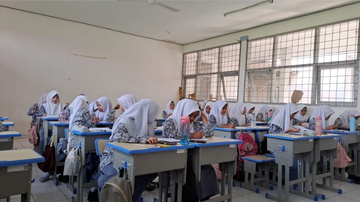 Mengenal Gerak Jatuh Bebas, Murid Kelas XI.11 MAN 2 Majalengka Perdalam Konsep Fisika