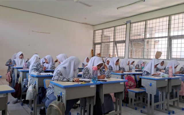 Mengenal Gerak Jatuh Bebas, Murid Kelas XI.11 MAN 2 Majalengka Perdalam Konsep Fisika