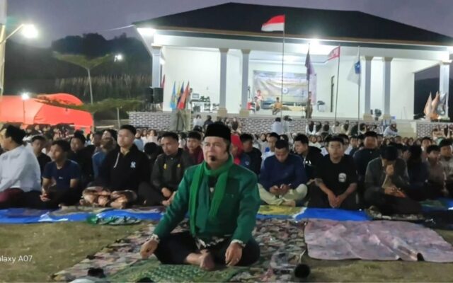 Bentuk Karakter Islami Siswa, MAN 1 Majalengka Gelar Salat Berjamaah Maghrib dan Isya di Lapangan Bumi Perkemahan