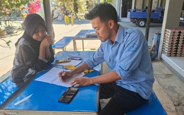 Manfaatkan Waktu Istirahat, Siswi MAN 1 Majalengka Tekun Persiapkan OMI Sains Kimia