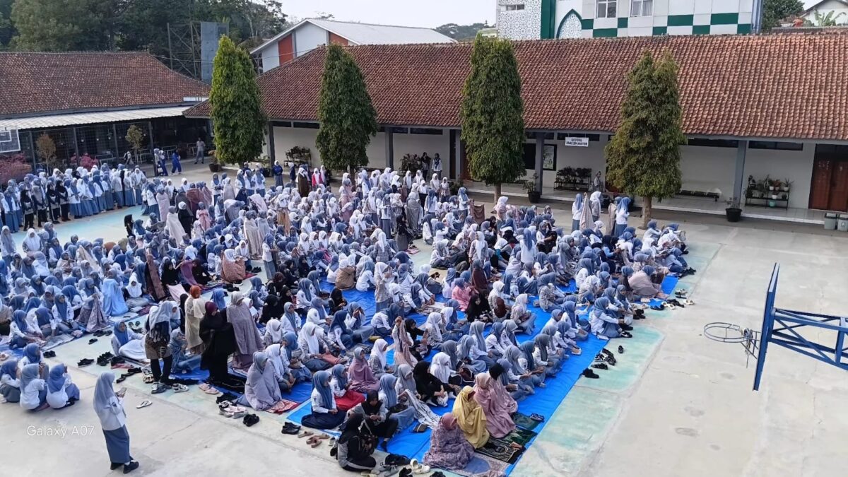 Tingkatkan Kedisiplinan dan Spiritualitas, Siswi MAN 1 Majalengka Rutin Jalankan Pembiasaan Shalat Duha Bersama di Lapangan