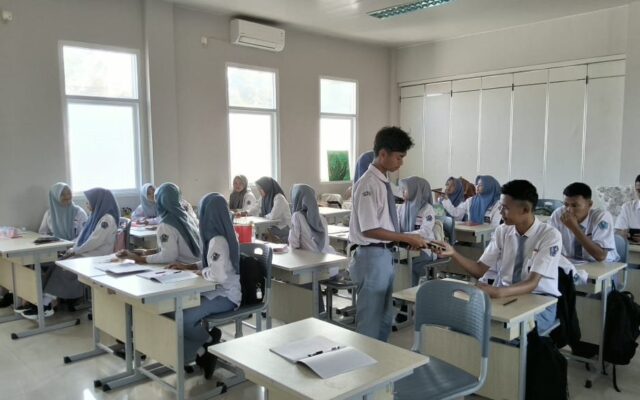 Tingkatkan Fokus Belajar Siswa Kelas XII.2 MAN 1 Majalengka Terapkan Pembatasan Penggunaan Ponsel Saat Pembelajaran