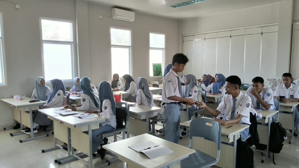 Tingkatkan Fokus Belajar Siswa Kelas XII.2 MAN 1 Majalengka Terapkan Pembatasan Penggunaan Ponsel Saat Pembelajaran