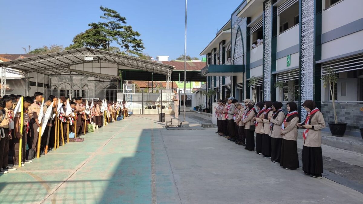 Waka Humas MAN 1 Majalengka Pimpin Doa Pemberangkatan Perkemahan Bersama Ekstrakurikuler