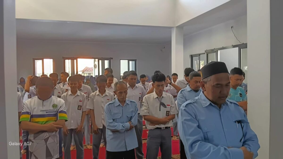 Bangun Karakter Religius, Guru dan Siswa MAN 1 Majalengka Shalat Dzuhur Berjamaah
