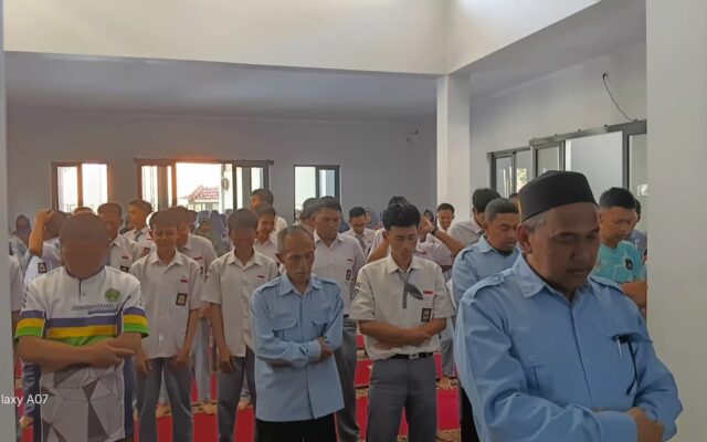 Bangun Karakter Religius, Guru dan Siswa MAN 1 Majalengka Shalat Dzuhur Berjamaah