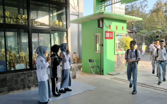 Bangun Karakter Karimah, Pengurus OSIS MAN 1 Majalengka Sambut Kedatangan Siswa