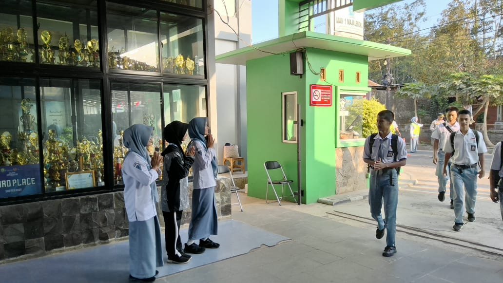 Bangun Karakter Karimah, Pengurus OSIS MAN 1 Majalengka Sambut Kedatangan Siswa