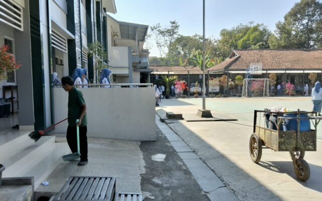 Implementasi Kurikulum Berbasis Cinta, Caraka MAN 1 Majalengka Istikamah Jaga Kebersihan Lingkungan