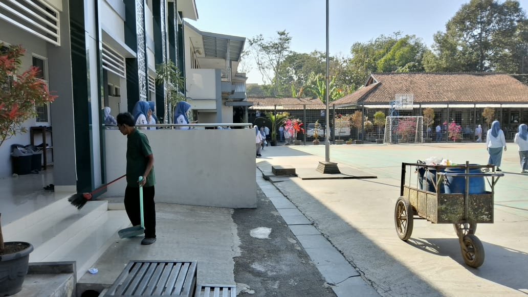 Implementasi Kurikulum Berbasis Cinta, Caraka MAN 1 Majalengka Istikamah Jaga Kebersihan Lingkungan