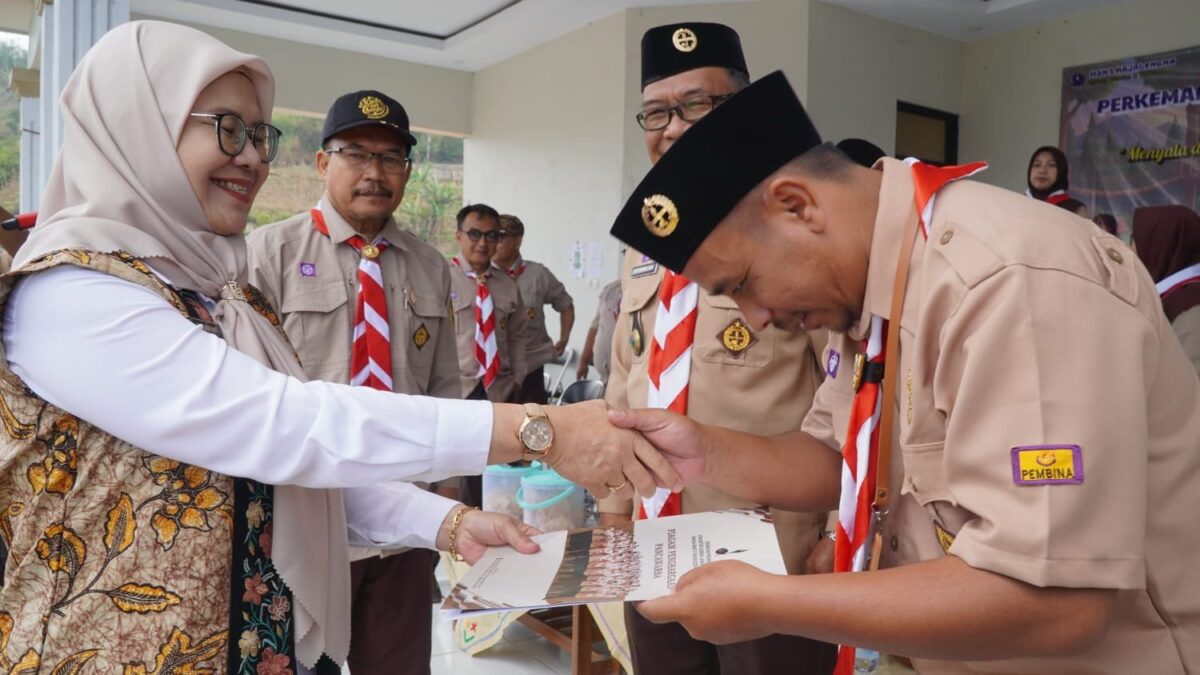 Kakankemenag Majalengka Serahkan Lencana Pancawarsa Kepada Pembina Pramuka MAN 1 Majalengka
