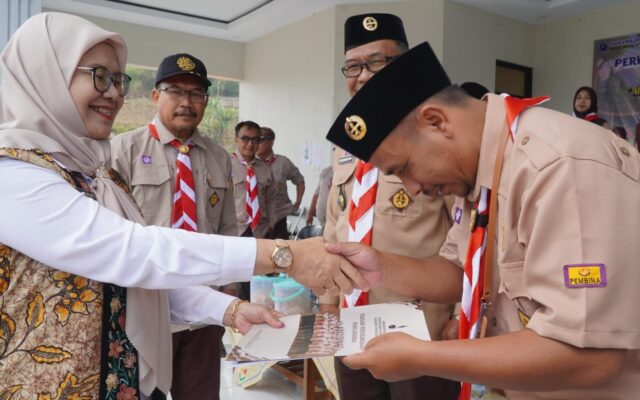 Kakankemenag Majalengka Serahkan Lencana Pancawarsa Kepada Pembina Pramuka MAN 1 Majalengka