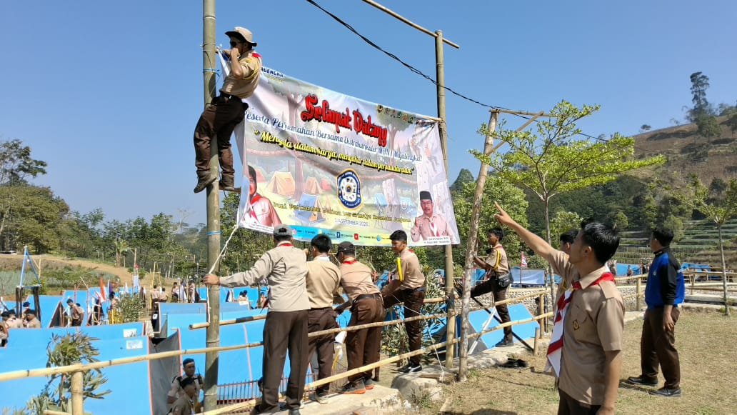 Panitia Perkemahan Bersama Ekstrakurikuler Bergerak Cepat Ganti Spanduk Kegiatan yang Rusak Terjang Angin