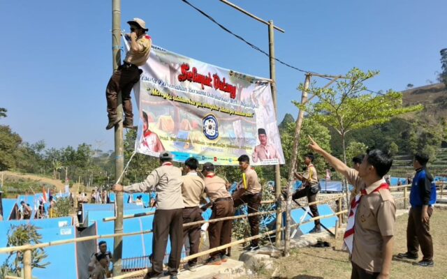 Panitia Perkemahan Bersama Ekstrakurikuler Bergerak Cepat Ganti Spanduk Kegiatan yang Rusak Terjang Angin