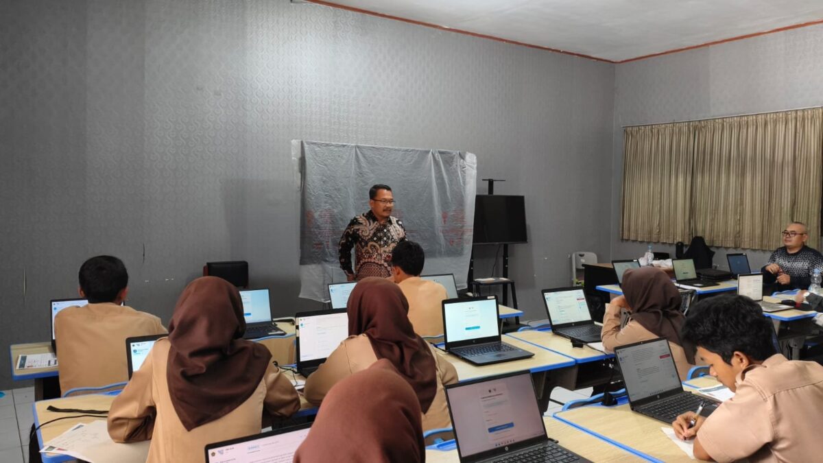 Pastikan Kesiapan Peserta, Plt. Kepala MAN 1 Majalengka Monitoring Simulasi OMI Sains