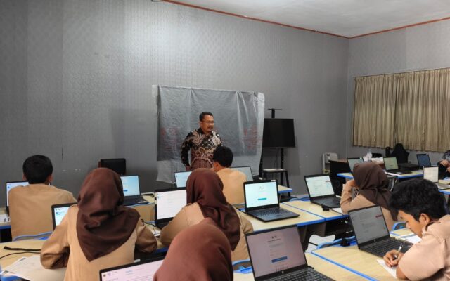 Pastikan Kesiapan Peserta, Plt. Kepala MAN 1 Majalengka Monitoring Simulasi OMI Sains