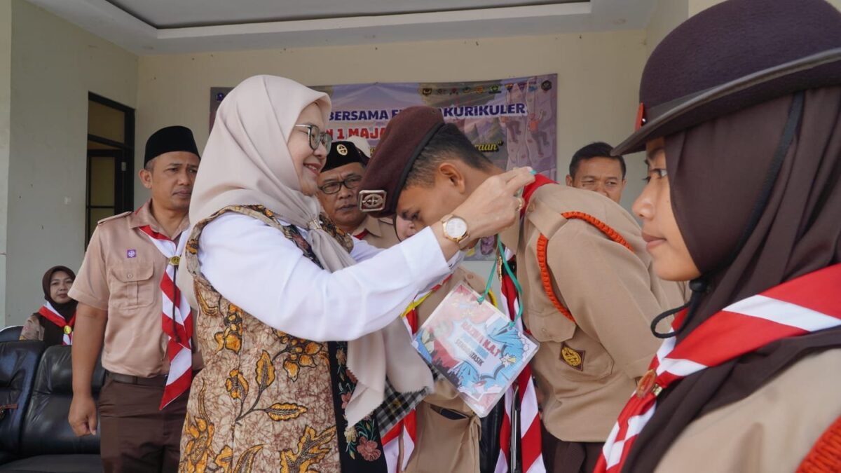 Dua Siswa MAN 1 Majalengka Disematkan Tanda Peserta Perkemahan oleh Kepala Kemenag