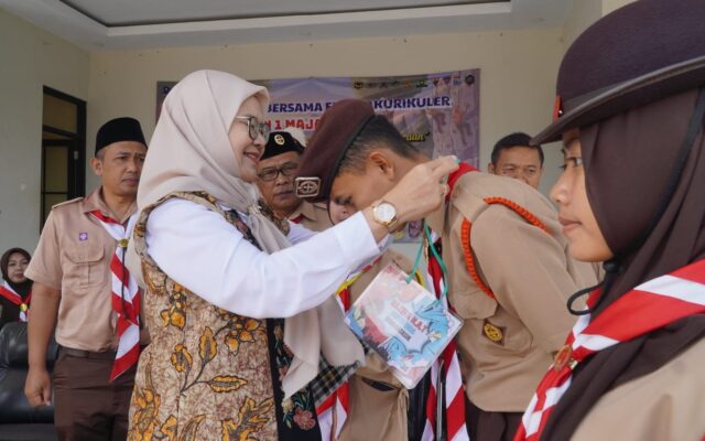 Dua Siswa MAN 1 Majalengka Disematkan Tanda Peserta Perkemahan oleh Kepala Kemenag