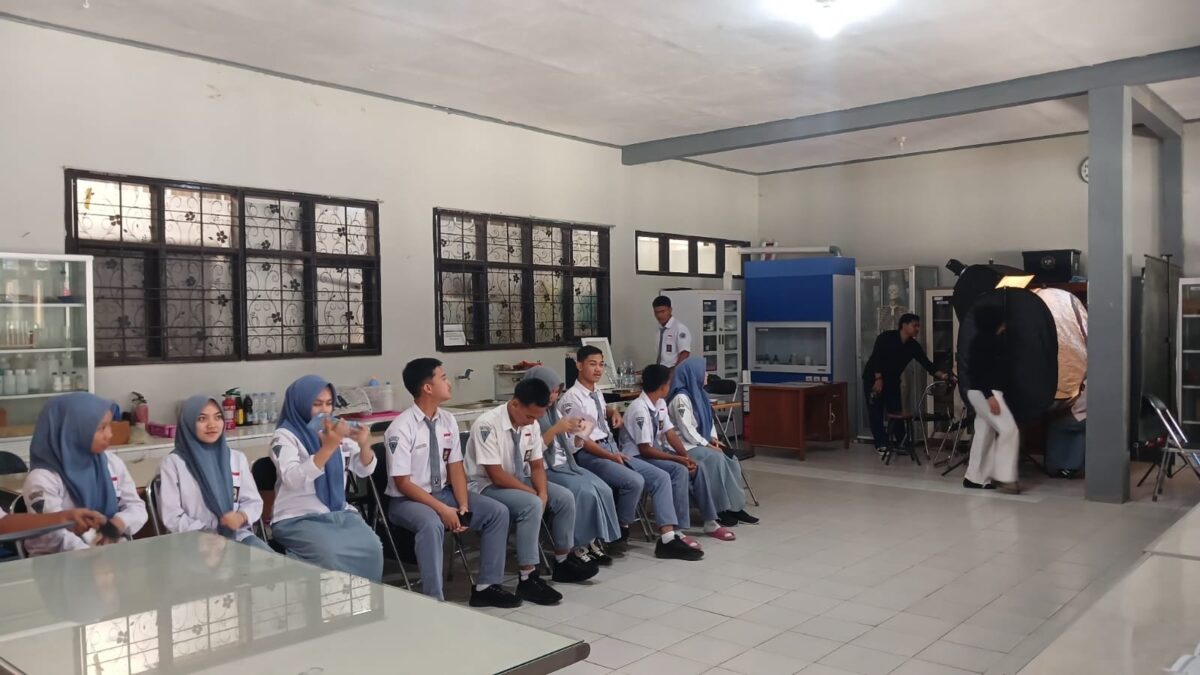 Menuju Akhir Masa Studi, Siswa XII-10 MAN 1 Majalengka Ikuti Pemotretan Ijazah
