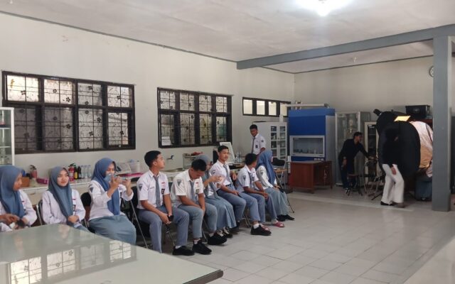 Menuju Akhir Masa Studi, Siswa XII-10 MAN 1 Majalengka Ikuti Pemotretan Ijazah