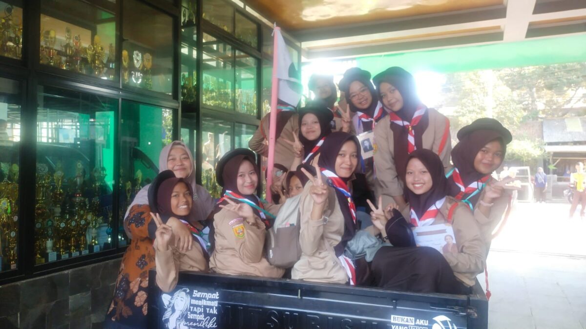 Lepas Rombongan Kemah Bersama, Wali Kelas X-1 MAN 1 Majalengka Pesankan Keakraban