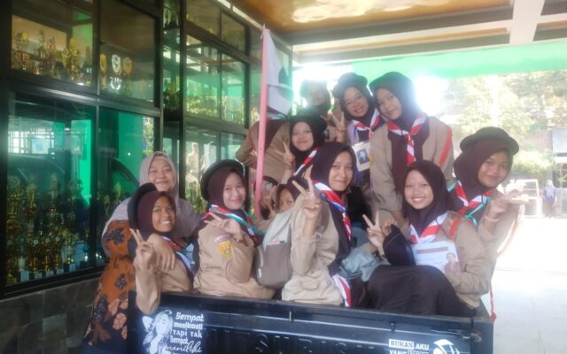 Lepas Rombongan Kemah Bersama, Wali Kelas X-1 MAN 1 Majalengka Pesankan Keakraban