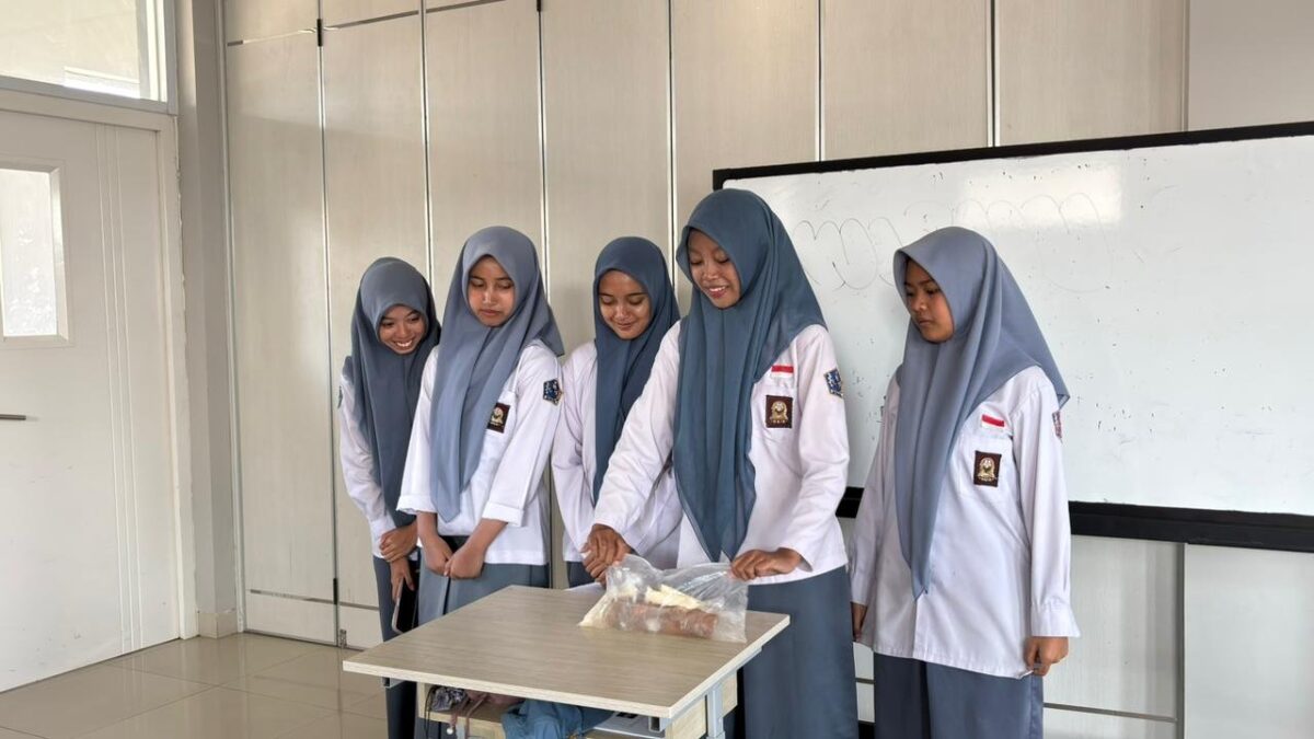 Pahami Sifat Koligatif Larutan, Siswa XII-3 MAN 1 Majalengka Gelar Praktikum Pembuatan Es